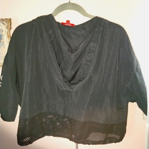Guess brand cropped sporty short sleeve top mesh bottom & drawstring size L NWOT - Picture 3 of 5